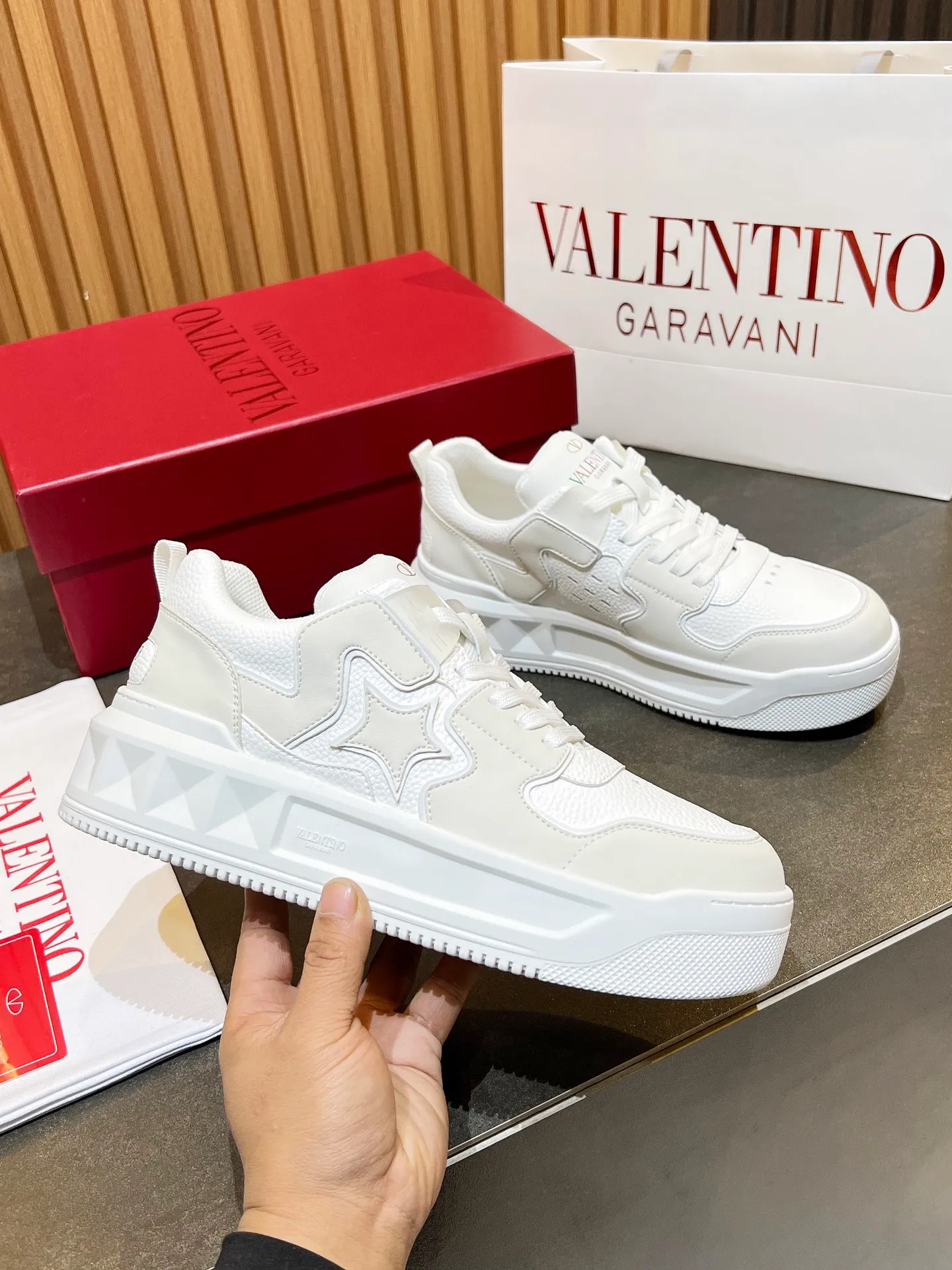 👟👟Ex-factory price 660👟👟 𝑽𝒂𝒍𝒆𝒏𝒕𝒊𝒏𝒐Valentino 𝑶𝒏𝒆𝑺𝒕𝒖𝒅 Couple casual sports shoes series Valentino 2024 new couple sports shoes are on sale. The original ZP was purchased and dismantled. Repeated pattern making and modification. I tried my best to restore it one to one! Top luxury masterpiece Signature five-pointed star design Soft and comfortable genuine leather with contrasting colors brings excellent and elegant texture and excellent on-foot comfort Top purchasing version upper: imported calfskin surface/original oil edge craftsmanship Outsole: original development 𝐓𝐏𝐔 two-color combination outsole Packaging: original configuration complete package Code number: 34-𝟒𝟓
